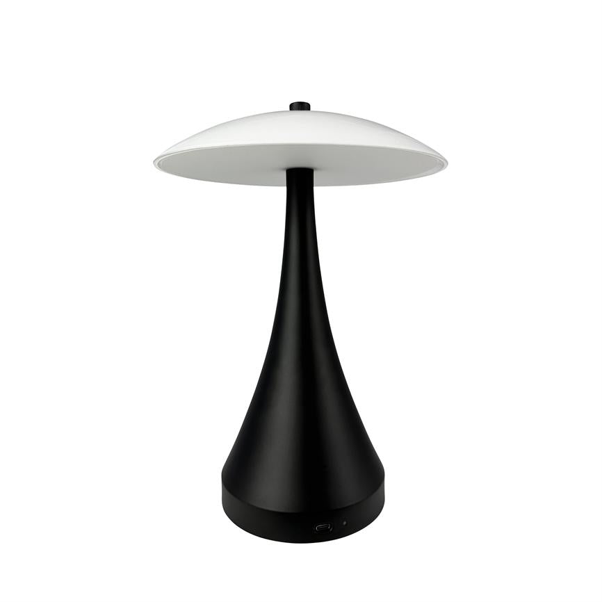 En bordlampe står: en slank, sort konisk fod bærer en bred, flad hvid skærm; isoleret mod en ensartet hvid baggrund.