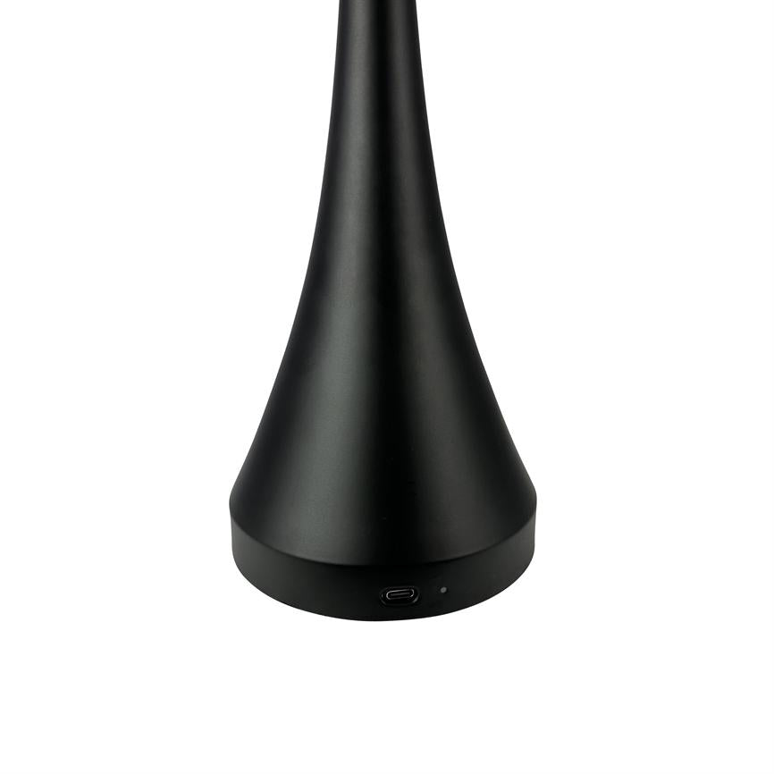 Sort kegleformet enhed viser bundens USB-C-port og lille indikatorlys, står oprejst på en ensartet hvid baggrund.