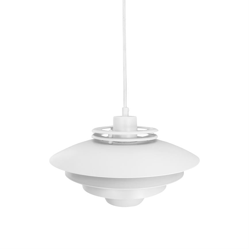 Hvid pendel hænger i en tynd ledning; skærmen er lagdelt med cirkulære plader i et moderne, minimalistisk design mod en ensartet hvid baggrund.