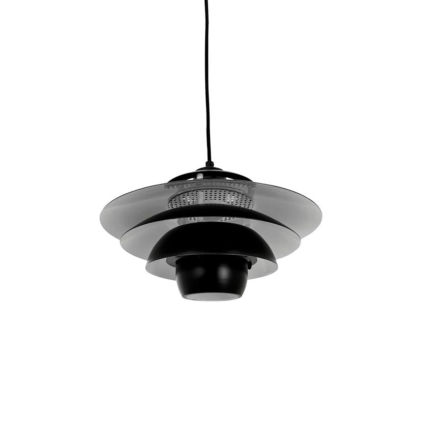 En sort, flerlags pendel hænger i en tynd ledning, med cirkulære, skålformede skærme i lag; minimalistisk design mod en ensartet hvid baggrund.