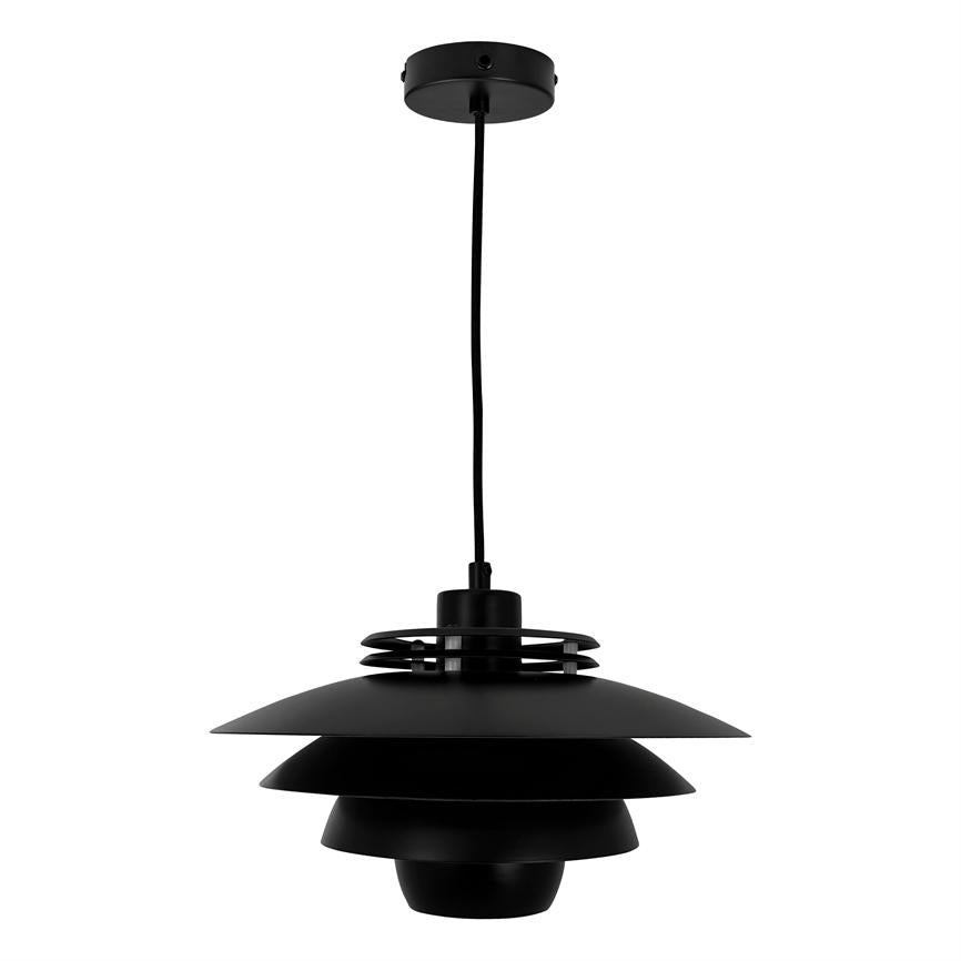 Sort pendellampe hænger fra loftet med en tynd ledning og rund loftroset; består af fire brede, lagdelte, flade skærme i et moderne, minimalistisk design mod hvid baggrund.