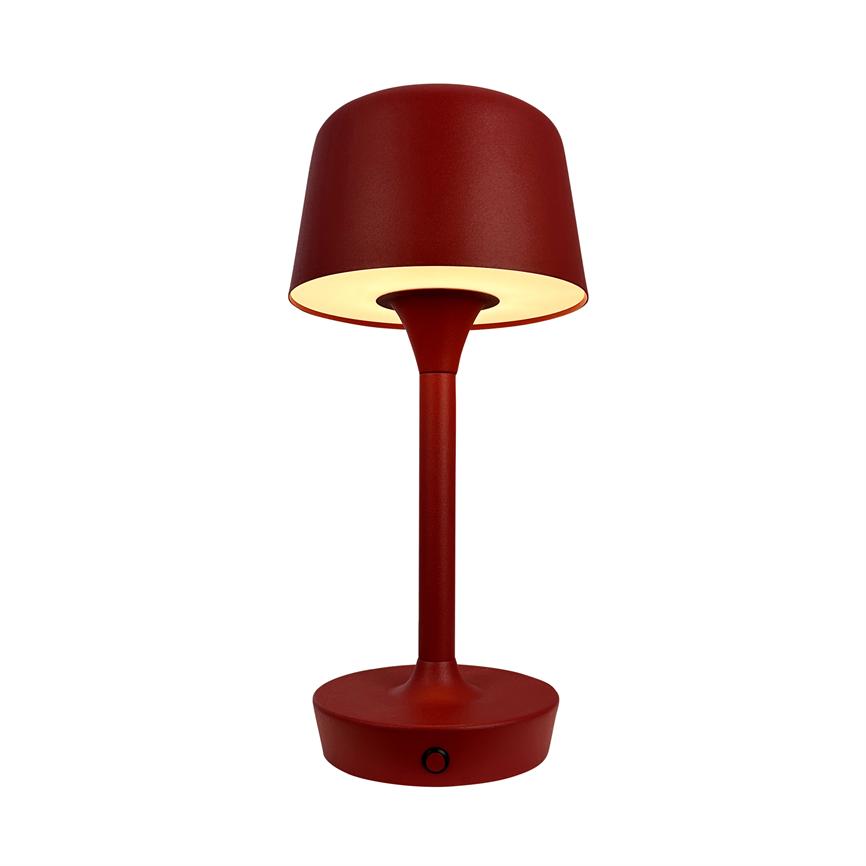 Rød bordlampe med rund skærm og slank fod kaster blødt, varmt lys nedad; står centralt mod en ensartet hvid baggrund.