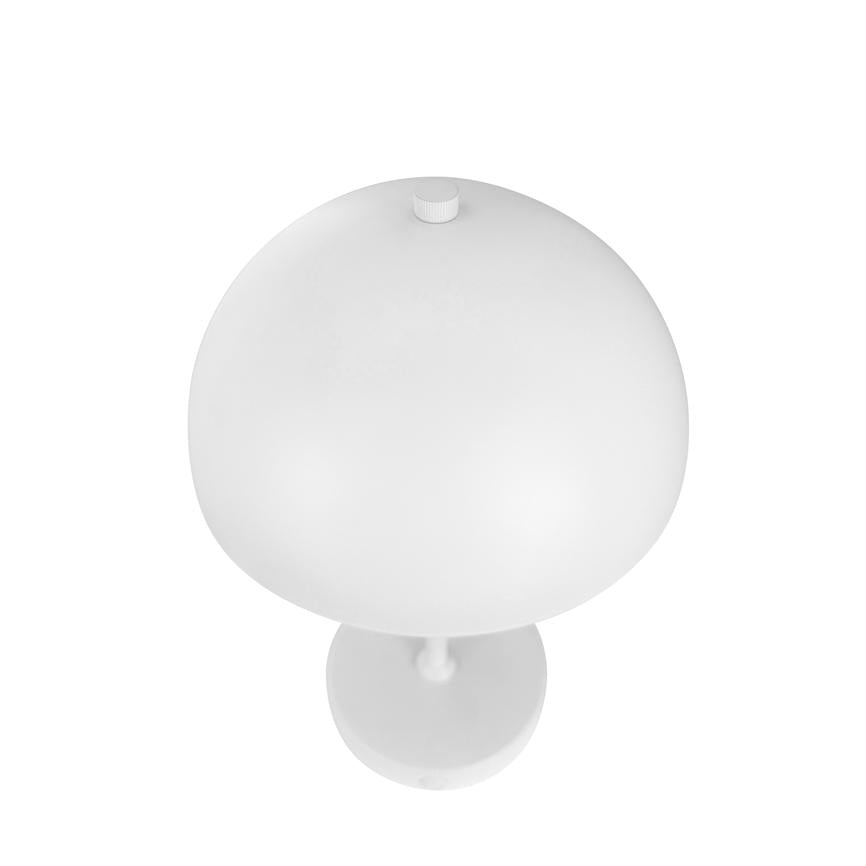 Hvid bordlampe med rund, svampeformet skærm og lille drejeknap på toppen; hviler på en slank fod mod en ensartet hvid, studieagtig baggrund, set ovenfra.