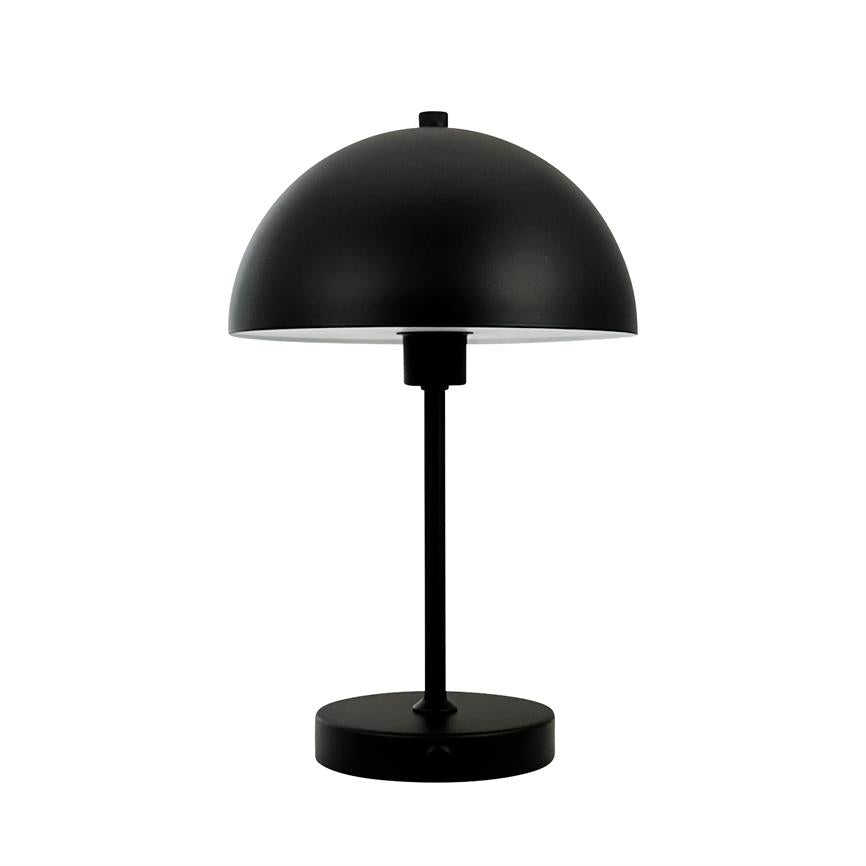 Sort kuppelformet bordlampe kaster nedadrettet lys over et slankt, lodret skaft og rund base; står isoleret mod en ren, hvid baggrund.