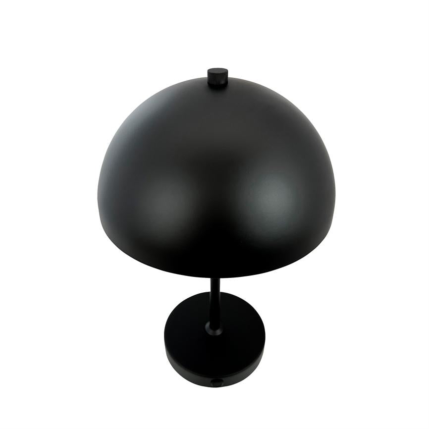 Sort bordlampe står på en rund base, med en halvkugleformet skærm og en lille rund knap på toppen; slankt stangformet stativ og mat sort overflade mod hvid baggrund.