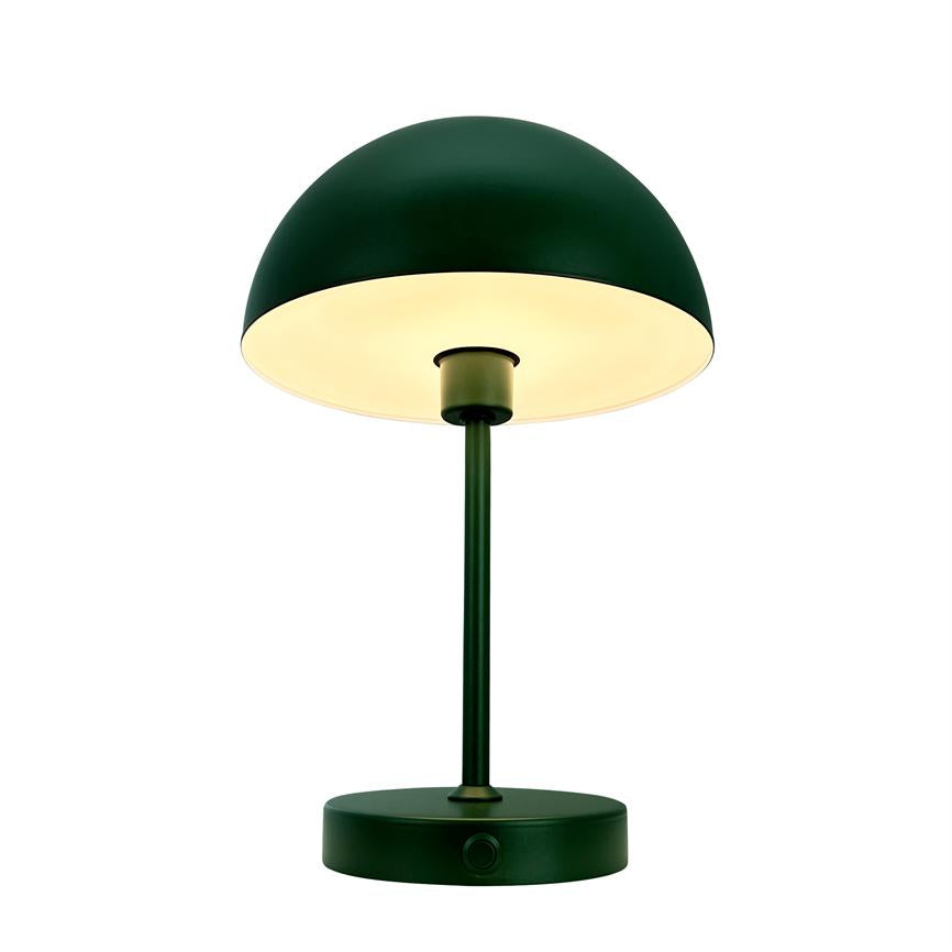 Mørkegrøn bordlampe, halvkugleformet skærm lyser varmt nedad; slank stang forbinder skærm og rund fod med knap, placeret mod en neutral hvid baggrund.