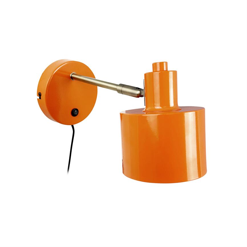 Orange metal væglampe monteret på rund vægbeslag; justerbar arm holder cylindrisk skærm udad mod en hvid baggrund.