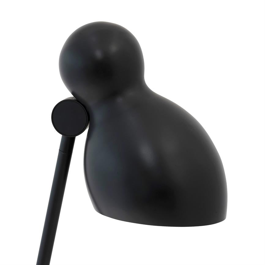 Sort lampehoved vinkles fremad på en tynd stang; et rundt, justerbart hængsel forbinder skærm og arm; minimalistisk, mat sort overflade mod en ensartet hvid baggrund.