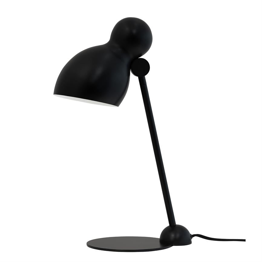 Sort skrivebordslampe, hælder skærmen nedad; slank stang monteret på rund base med synlig ledning, mat finish mod neutral hvid baggrund.
