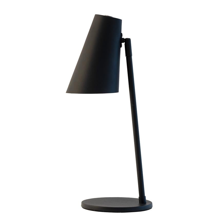 Sort bordlampe — skærmen vipper let nedad; slank metallisk stang står på rund base; minimalistisk, moderne udseende mod ensartet hvid baggrund.