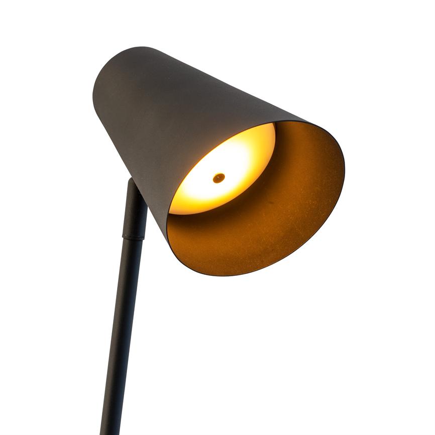 Sort stålampe kaster varmt, gult lys nedad; skråt vinklet metalskærm sidder på en slank sort stang mod en ensartet hvid baggrund.