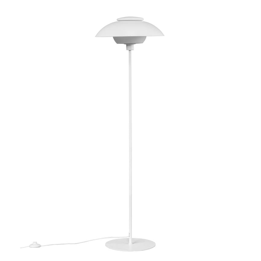 Gulvlampe med flad, rund skærm står på en tynd stang; en tynd ledning med fodkontakt ligger foran på en flad, rund fod mod hvid baggrund.
