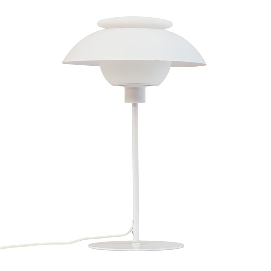 Bordlampe i hvid med flad, lagdelt skærm; står på slank stang og rund fod, ledning løber ud; isoleret mod hvid baggrund, minimalistisk.