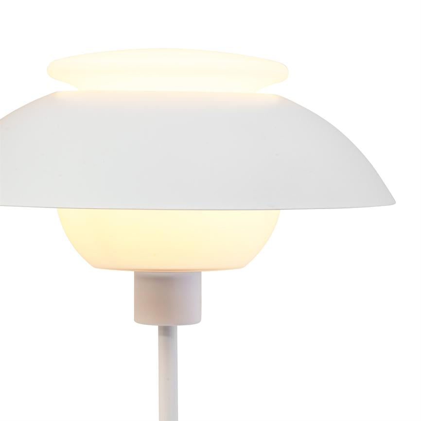 Hvid, moderne bordlampe udsender blødt, varmt lys gennem runde skærme; to lagede skiver hviler over en oplyst kugleformet diffusor, monteret på en slank, hvid stang mod hvid baggrund.
