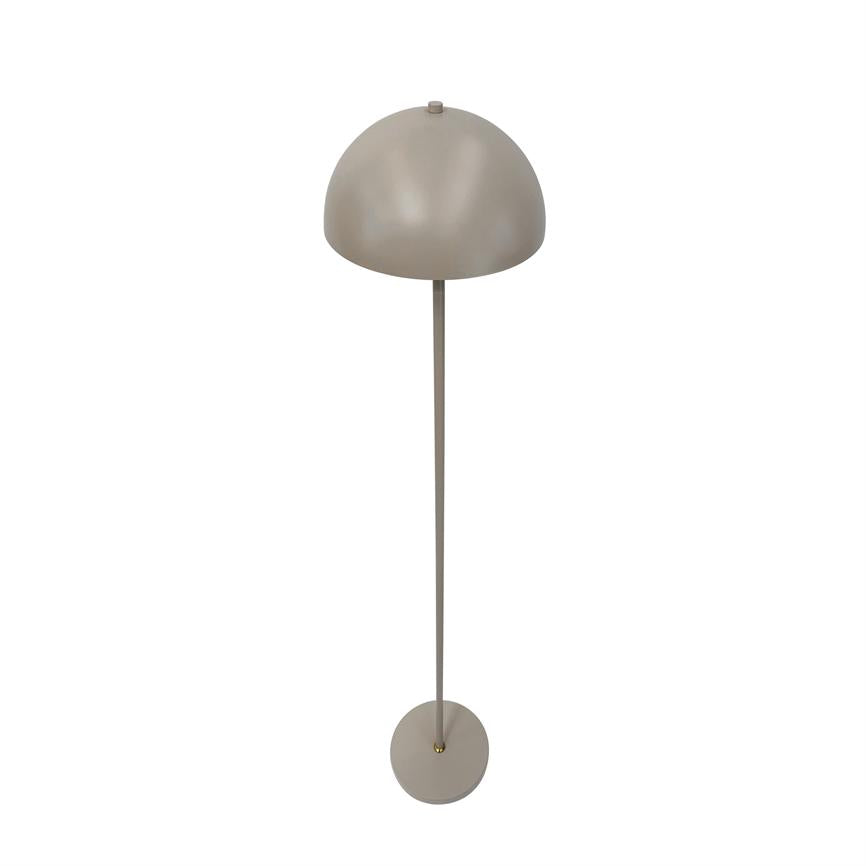 Gulvlampe står med halvkugleformet skærm over en slank stang monteret på rund fod, neutral gråbeige mat finish, vist mod en ren hvid baggrund.