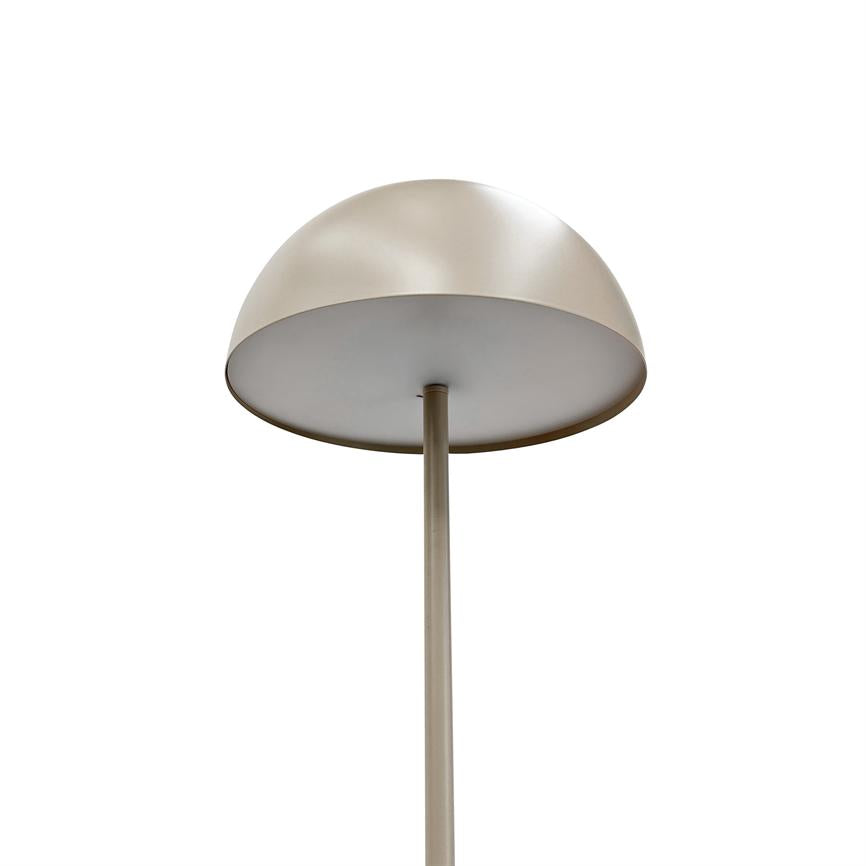 Gulvlampe med halvkugleformet, perlemorsfarvet skærm på en slank metalstang står centralt mod en ren hvid baggrund.
