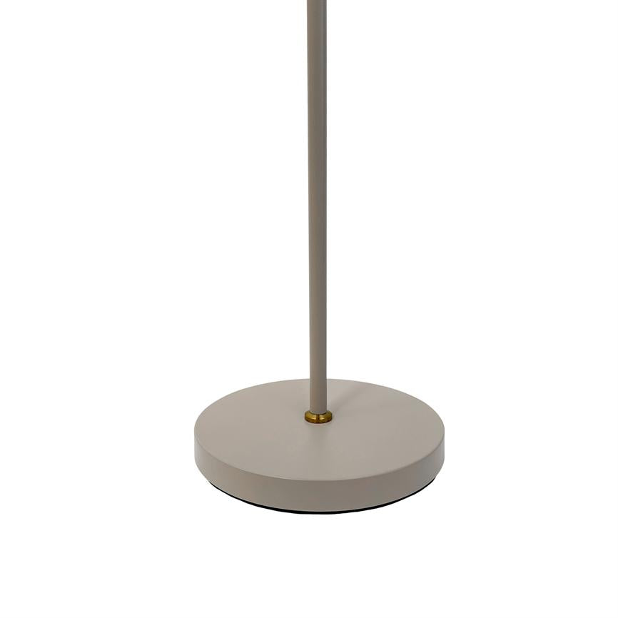 Lampefod med slank stang: beige metalbase og tynd stang forbundet med en lille messingring; står på en ensartet hvid baggrund i et minimalistisk studie.