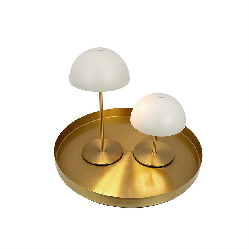 To bordlamper med hvide, halvkugleformede skærme står på en rund, børstet messingbakke; den ene lampe er højere end den anden, og arrangementet står mod en neutral hvid baggrund.