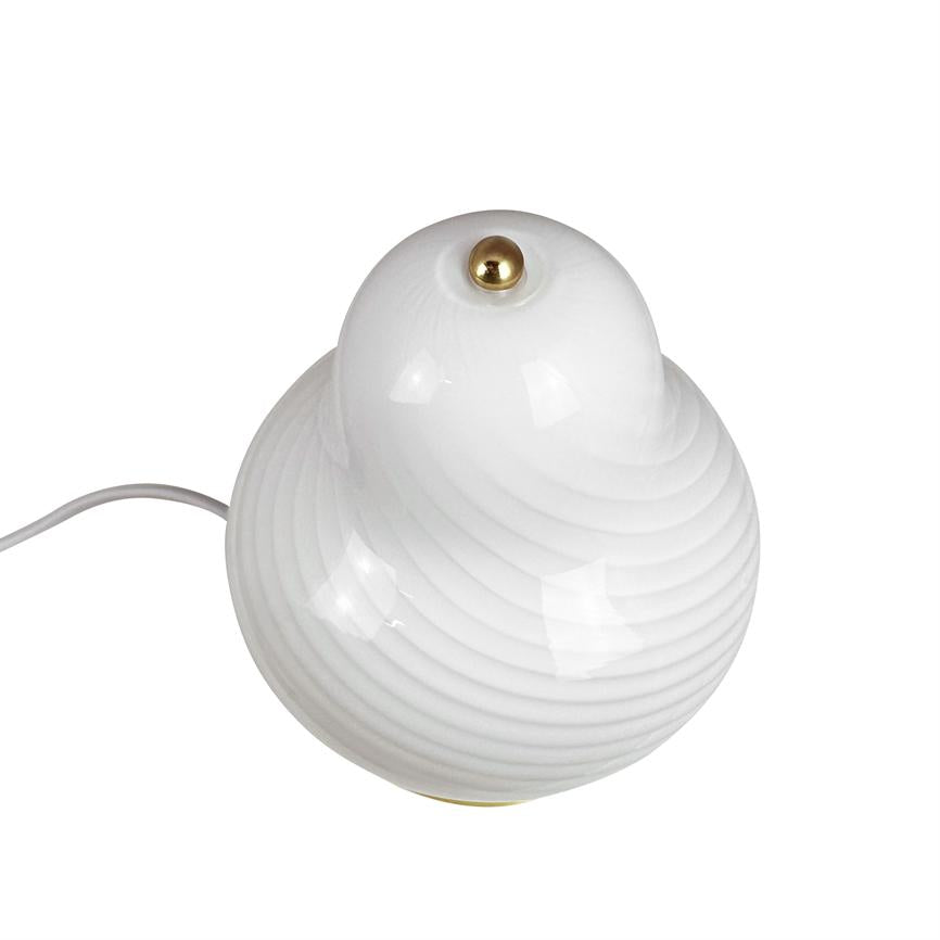 Hvid rund bordlampe med lagdelte, koncentriske riller og en lille gylden knap øverst; den har en hvid ledning og er placeret mod en ensartet hvid baggrund.