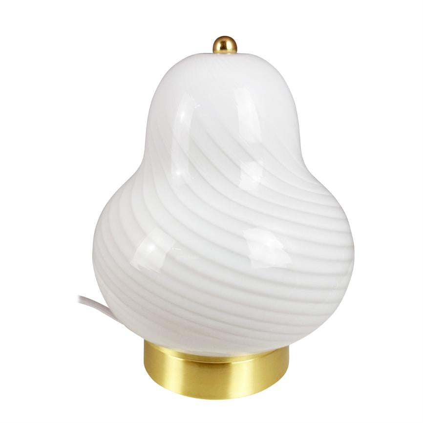 En hvid, pæreformet bordlampe med spiralstribede glasflader og en lille guldfarvet knop øverst hviler på en rund guldfarvet fod; en ledning ses mod hvid baggrund.
