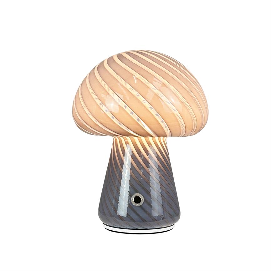 Svampformet lampe med spiralstriber, der udsender blødt varmt lys; blankt, farvet glas med skinnende refleksioner og et lille metalhul i foden, placeret på neutral hvid baggrund.
