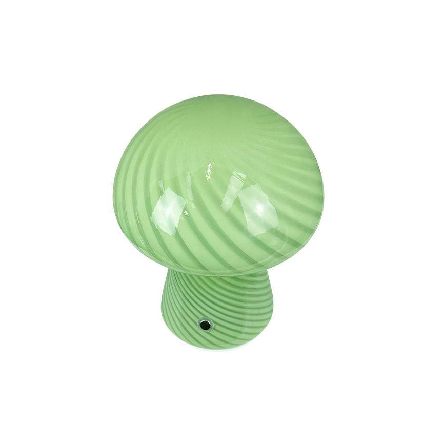 Grøn svampeformet lampe/figur viser spiralribbede linjer og blank overflade; lille sort knap ved foden; står alene på en ensartet hvid baggrund.