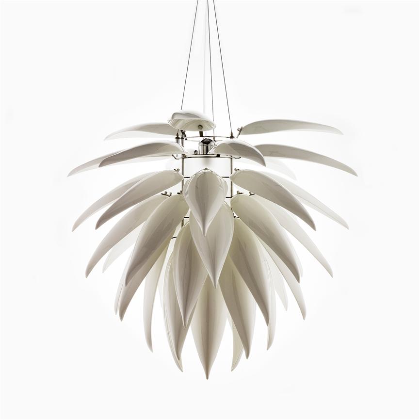En moderne hvid loftslampe hænger i tynde kabler; lag af hvide, bladformede skærme overlapper som blomsterblade mod en ren, hvid studiobaggrund.