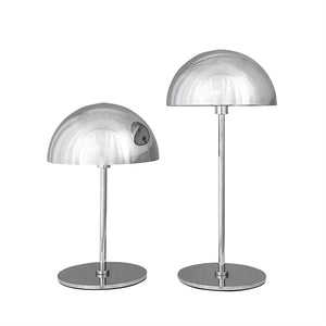 To kromfarvede bordlamper (svampeformede) står side om side; den ene er lavere, den anden højere, begge med reflekterende halvkugleskærme og runde baser på hvid baggrund.