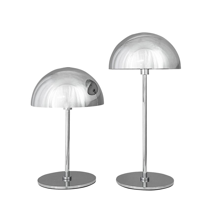To kromfarvede bordlamper (svampeformede) står side om side; den ene er lavere, den anden højere, begge med reflekterende halvkugleskærme og runde baser på hvid baggrund.