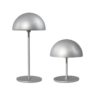 To sølvfarvede lamper står; den ene på en høj stang, den anden lavere; begge med halvkugleformede skærme, runde baser og mat sølvfinish på hvid baggrund.