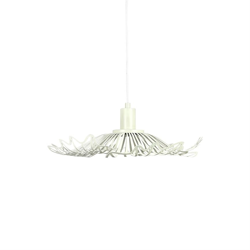 En hvid pendel-lampe hænger i en tynd kabel; dens flade, blomsteragtige skærm består af buede metalstrimler, der danner en bølget, åben struktur mod en hvid baggrund.
