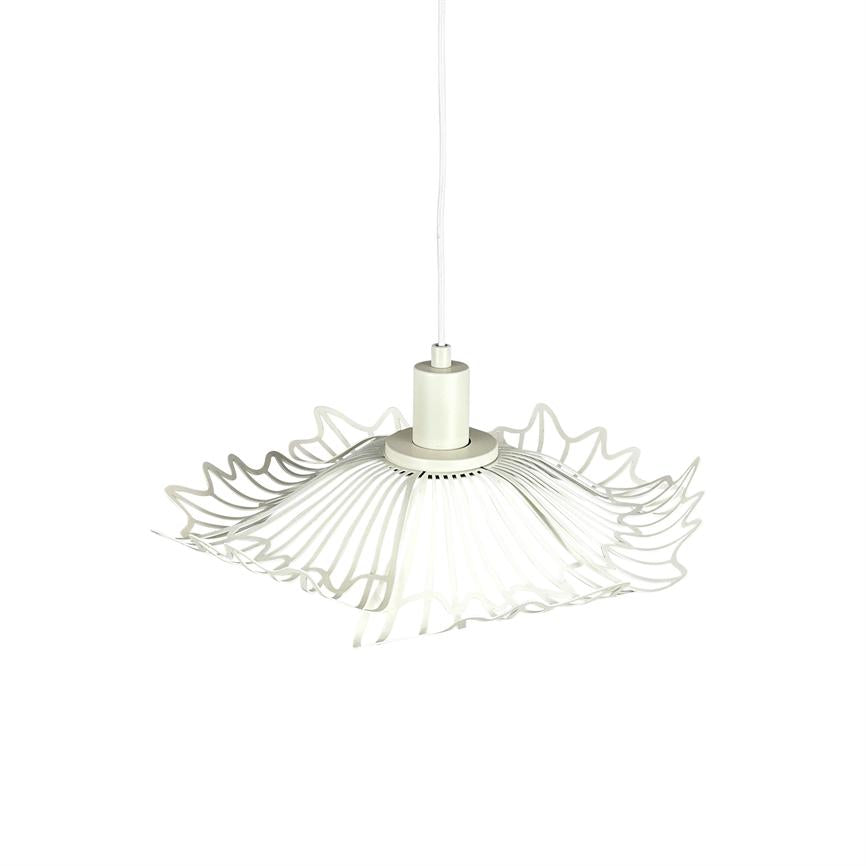 Loftlampe hænger i en tynd ledning; skærmen består af bølgende, ribbede plaststrimler der danner en blomsterlignende form; neutral hvid farve på ensartet hvid baggrund.