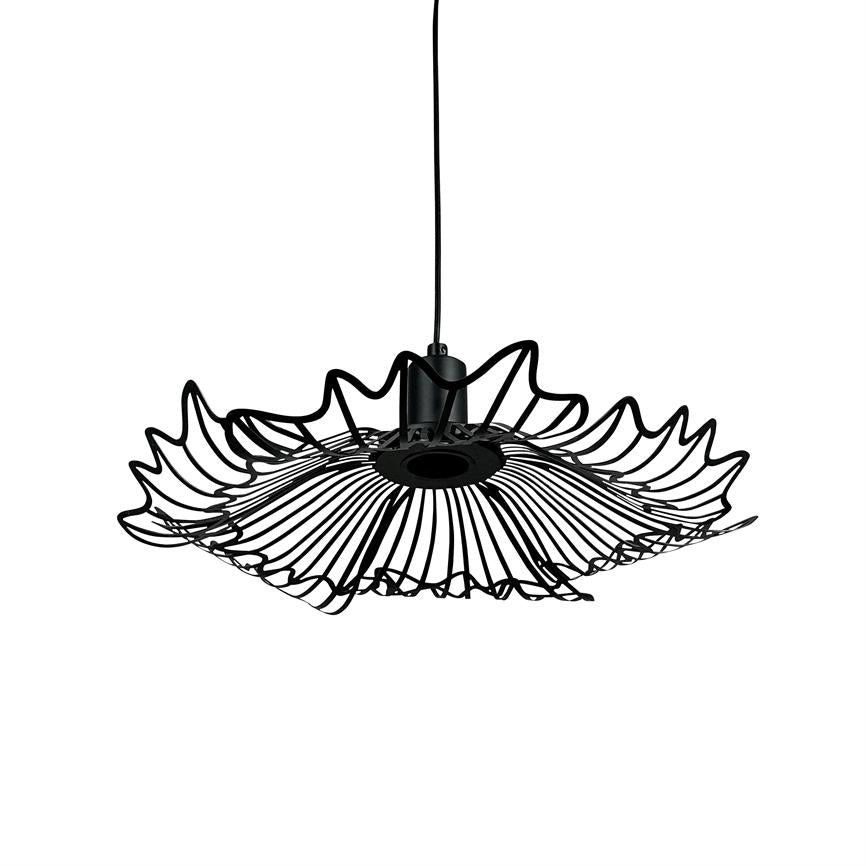 Sort trådformet loftslampe hænger i en ledning; den danner en bølget, blomst-lignende skygge af radiale metalstænger omkring en central fatning; hvid, tom baggrund.