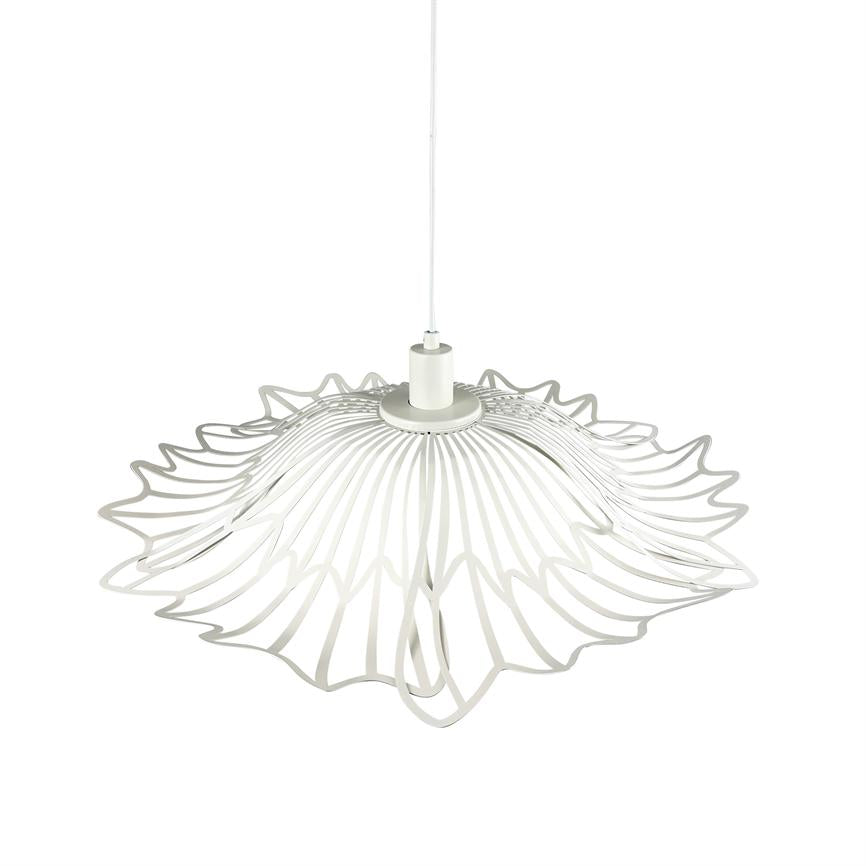 En hvid, bølget pendellampe ophængt i en ledning; metalspalter danner en blomsterlignende skærm, åbent udadvendt mod en neutral, hvid studiobaggrund.