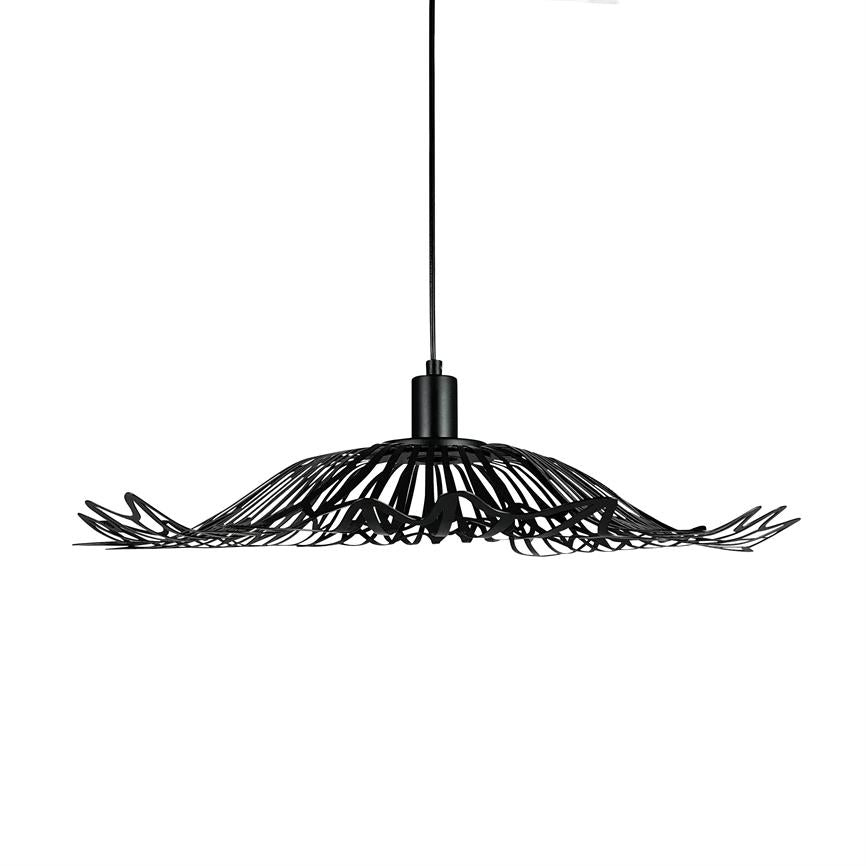 En sort pendel-lampe med bølgende, sammenflettede metalstrimler hænger i en tynd ledning mod en ren, hvid baggrund.