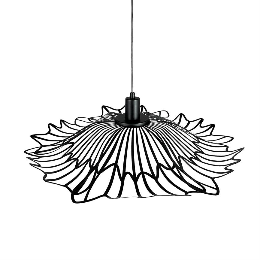 Sort pendellampe med florlet, bølgeformet metalskærm hænger i en tynd ledning og viser en åben, trådmønsteret skærm mod en hvid, neutral baggrund.