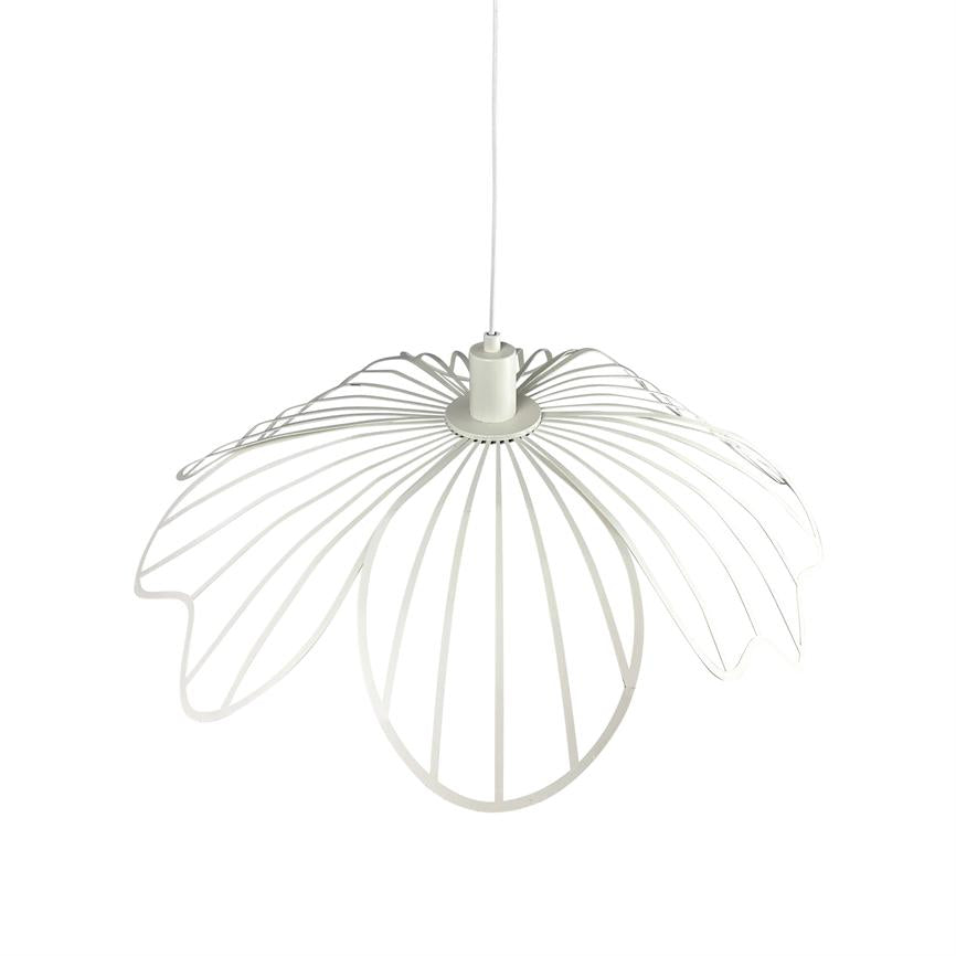 Hvid pendel hænger fra en led; trådram formet som åbne blomsterblade omkring en central fatning; let, luftig og minimalistisk design mod hvid baggrund.