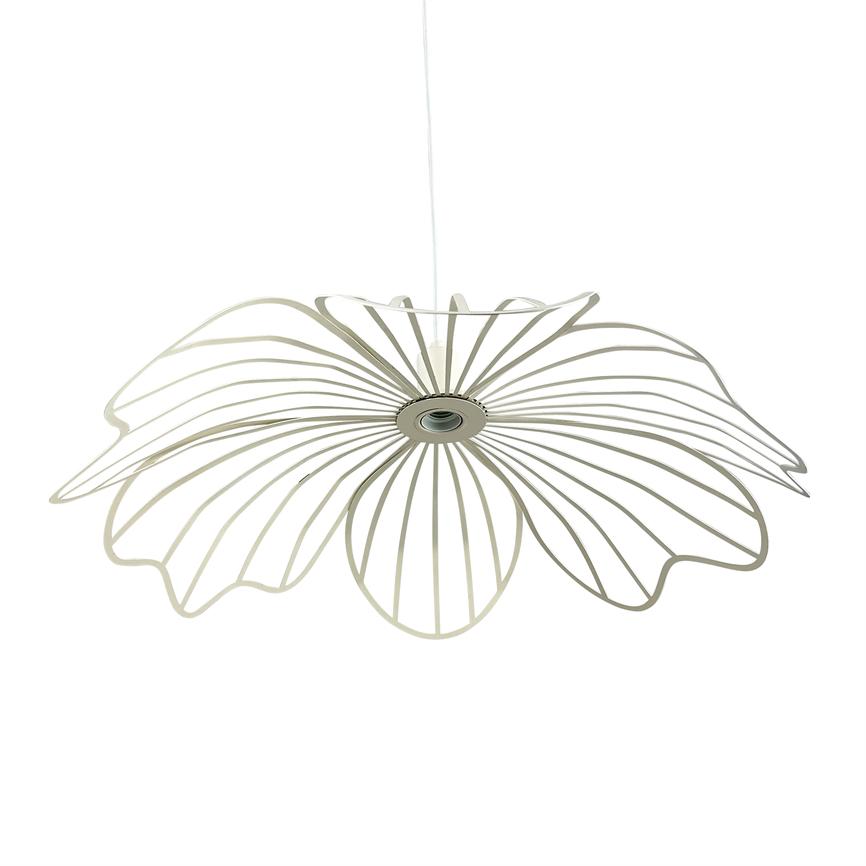 Loftlampe formet som en stor, trådtynd blomsterramme med brede, ribbede 'blade'; den hænger i en tynd ledning og svæver foran en neutral, hvid studiebaggrund.