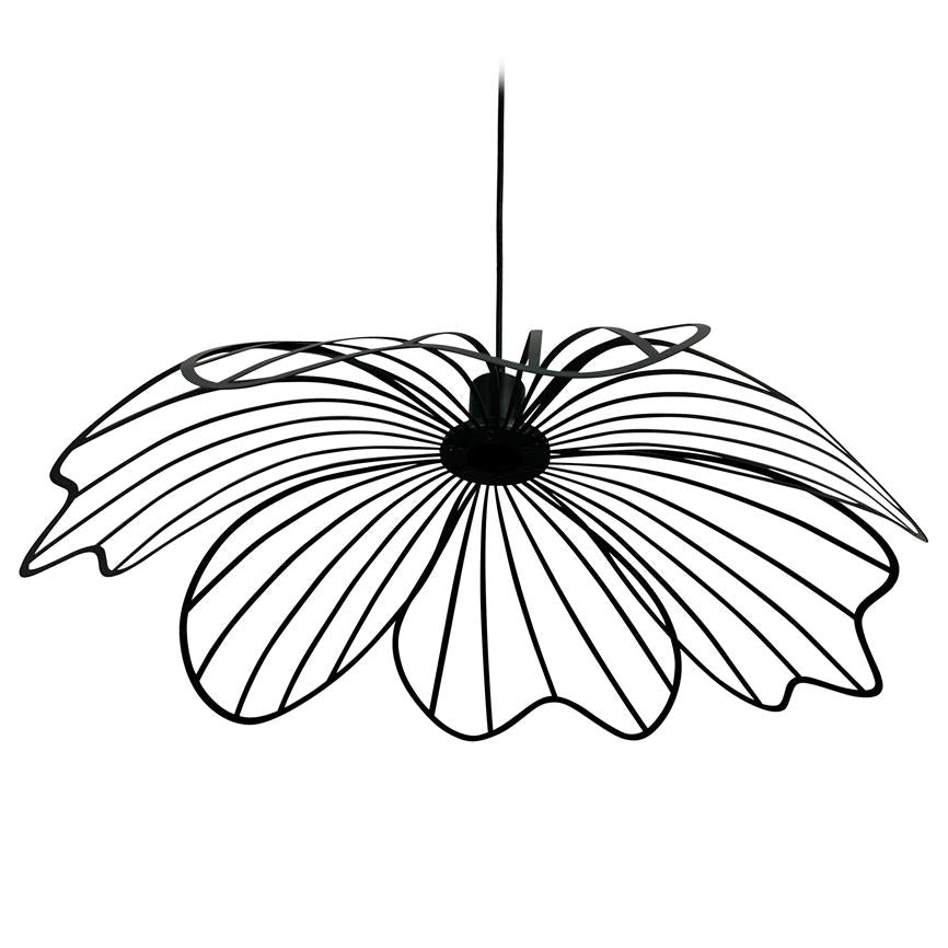 En pendel-lampe formet som en stor blomst; sorte metaltråde danner radiale, bølgende kronblade omkring en central fatning, hængende i en tynd ledning mod hvid baggrund.