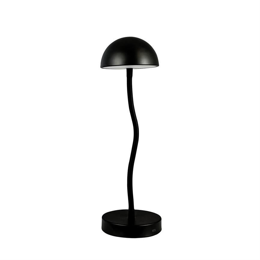 Sort bordlampe med halvkugleformet skærm, står på en rund fod. Slank, bøjet fleksibel hals forbinder skærm og base; hvidt indvendigt skærm, neutral hvid baggrund.