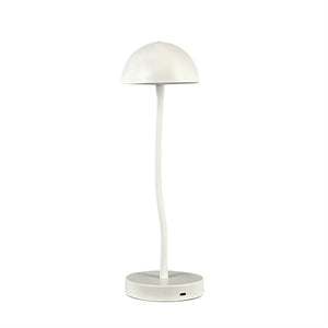 En hvid bordlampe med kuppelformet skærm står på en rund fod; slankt, let bøjet skaft i centrum, mod en ensartet hvid baggrund.