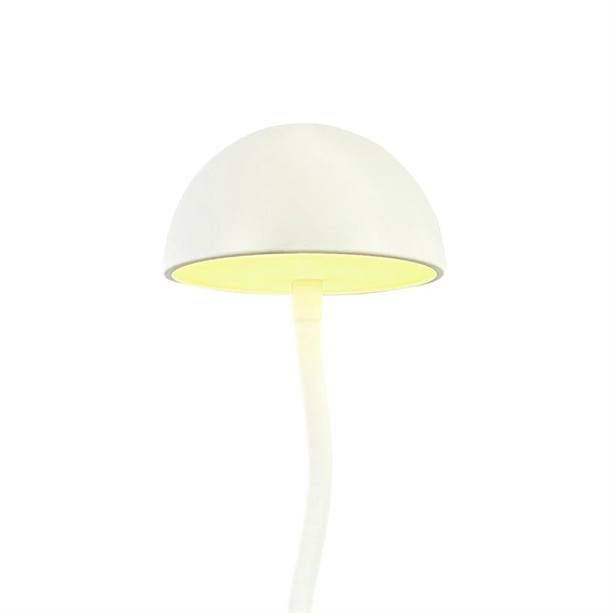 En hvid svampeformet lampe lyser med varm, gul glød; dens buede, slanke stilk hæver skærmen mod en ensartet hvid baggrund, minimalistisk og blødt oplyst.