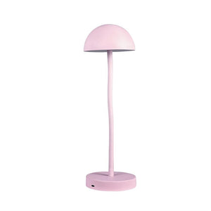 Lyserød bordlampe står med en buet, slank stang og halvkugleformet skærm over en rund fod på hvid baggrund.