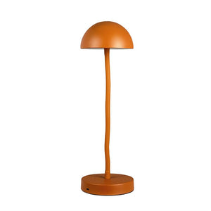 En orange bordlampe: halvkugleformet skærm hævet på en slank, let bøjet stang, monteret på en rund fod; står isoleret på en ensartet hvid baggrund.