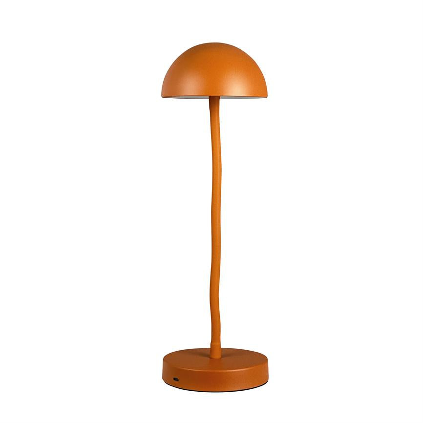 En orange bordlampe: halvkugleformet skærm hævet på en slank, let bøjet stang, monteret på en rund fod; står isoleret på en ensartet hvid baggrund.
