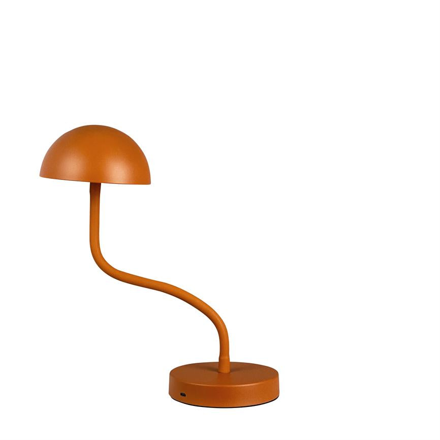 En orange skrivebordslampe bøjer sin slanke, S-formede arm og vender den halvkugleformede skærm nedad over en lav, rund fod på en ensartet hvid baggrund.