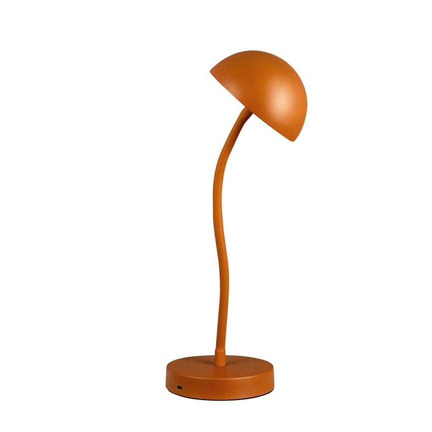 Orange bordlampe med buet, fleksibel stilk, halvkugleformet skærm rettet nedad; rund fod med synlig USB‑C‑port, placeret på ensartet hvid baggrund.