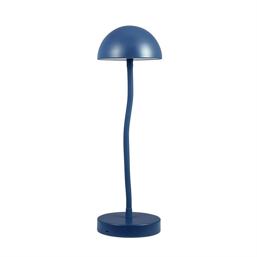 Blå bordlampe hæver en halvkugleformet skærm på en let buet stang over en rund fod, placeret mod en hvid, neutral baggrund.