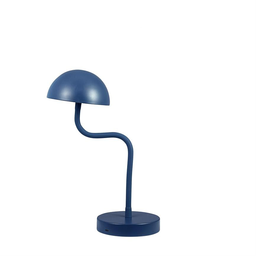 Blå bordlampe bøjer sin slanke s-formede stang og holder en halvkugleformet skærm over en rund fod med diskret USB-port på hvid baggrund.