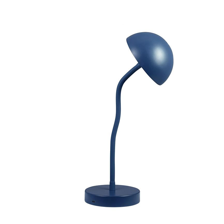 Objekt: blå bordlampe. Handling: bøjer sin fleksible, snoede hals og retter den halvkugleformede skærm nedad. Kontekst: står på rund fod mod hvid baggrund.